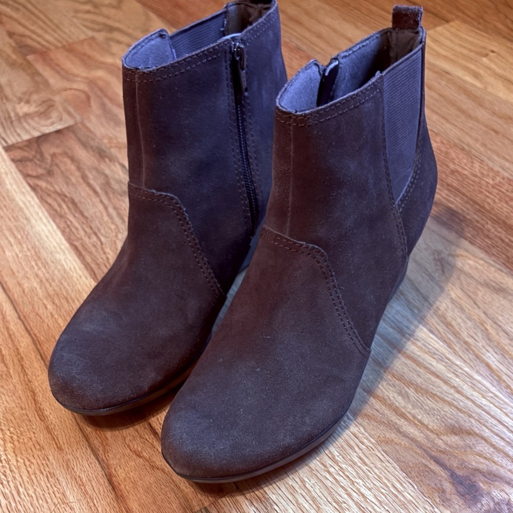 Clarks Women's Crystal Quartz Suede Ankle Boots in dark brown, Size 8 - Picture 3 of 8